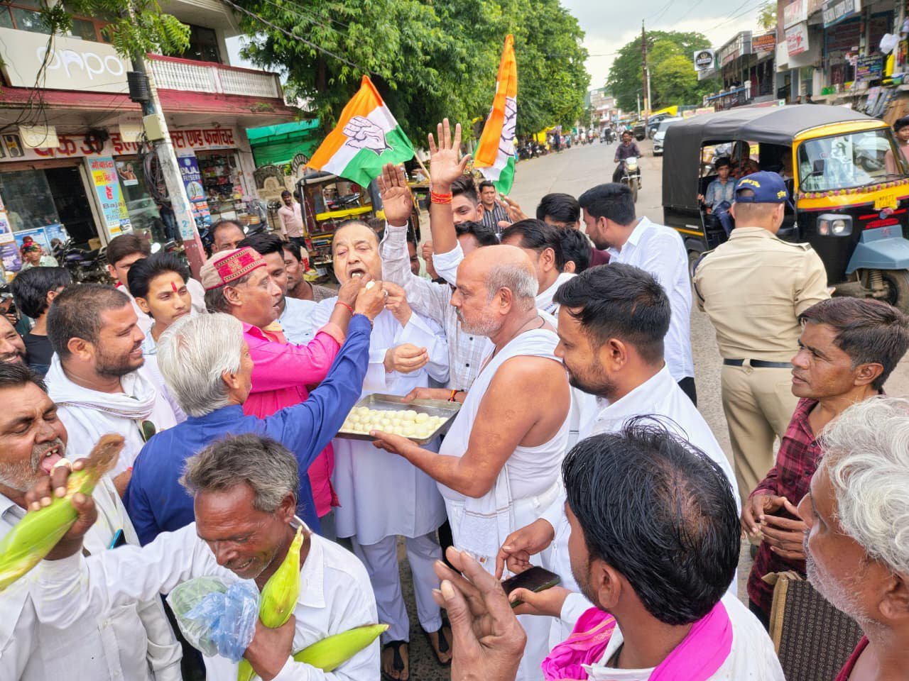देश प्रदेश से भाजपा की विदाई का संदेश , जीत का जश्न मनाया विवेक भार्गव - अशोक नगर - LALITPUR LIVE TV