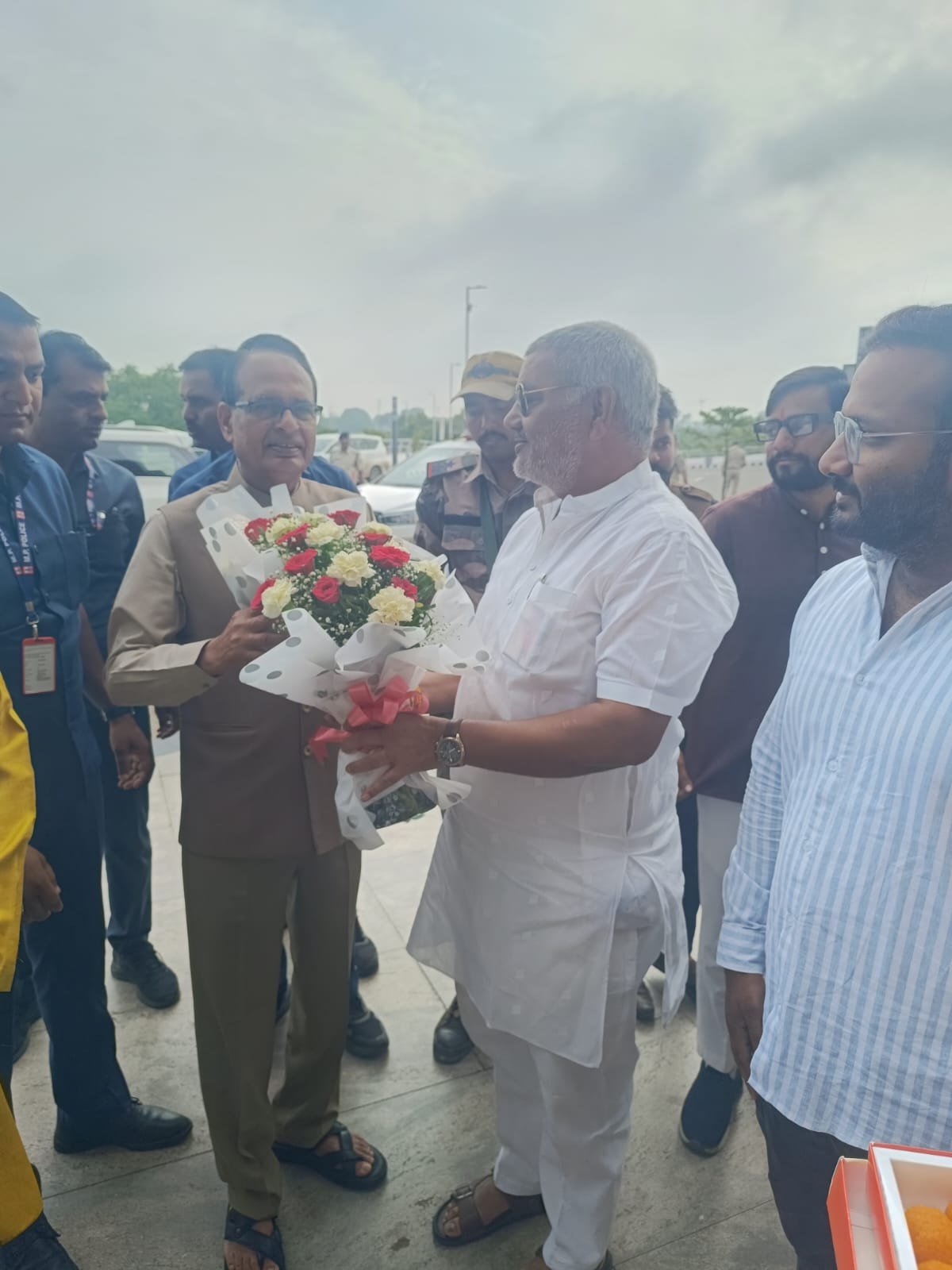 भारतीय जनता पार्टी किसान मोर्चा के जिला अध्यक्ष बने राकेश कटारे, कार्यकर्ताओं ने पटाखे फोड़कर मिठाइयाँ बांटी