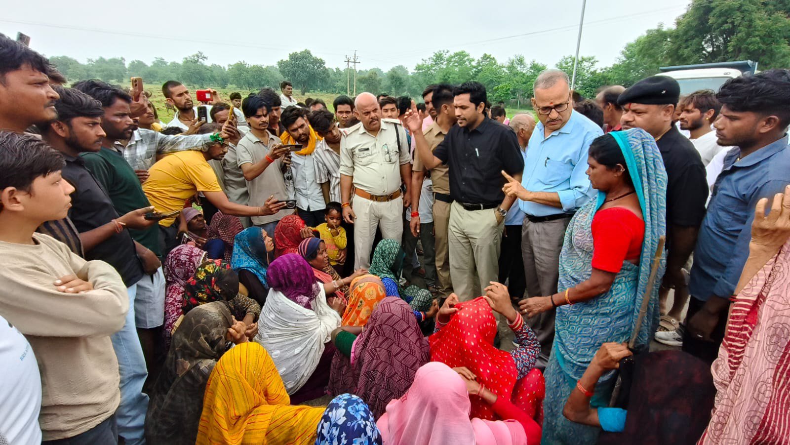 अवैध शराब बिक्री के खिलाफ महिलाओं ने खोला मोर्चा,चंदेरी-अशोकनगर मार्ग पर ढाई घंटे रहा चक्का जाम