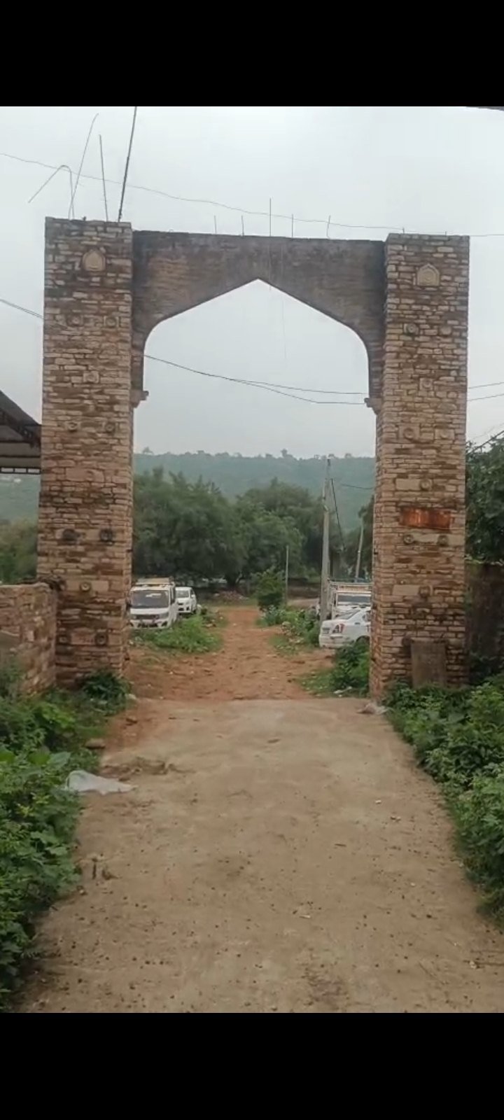 पीछे मजार, आगे गैराज का कारोबार! शासकीय भूमि पर व्यावसायिक गतिविधि को लेकर उठे सवाल - अशोक नगर - LALITPUR LIVE TV