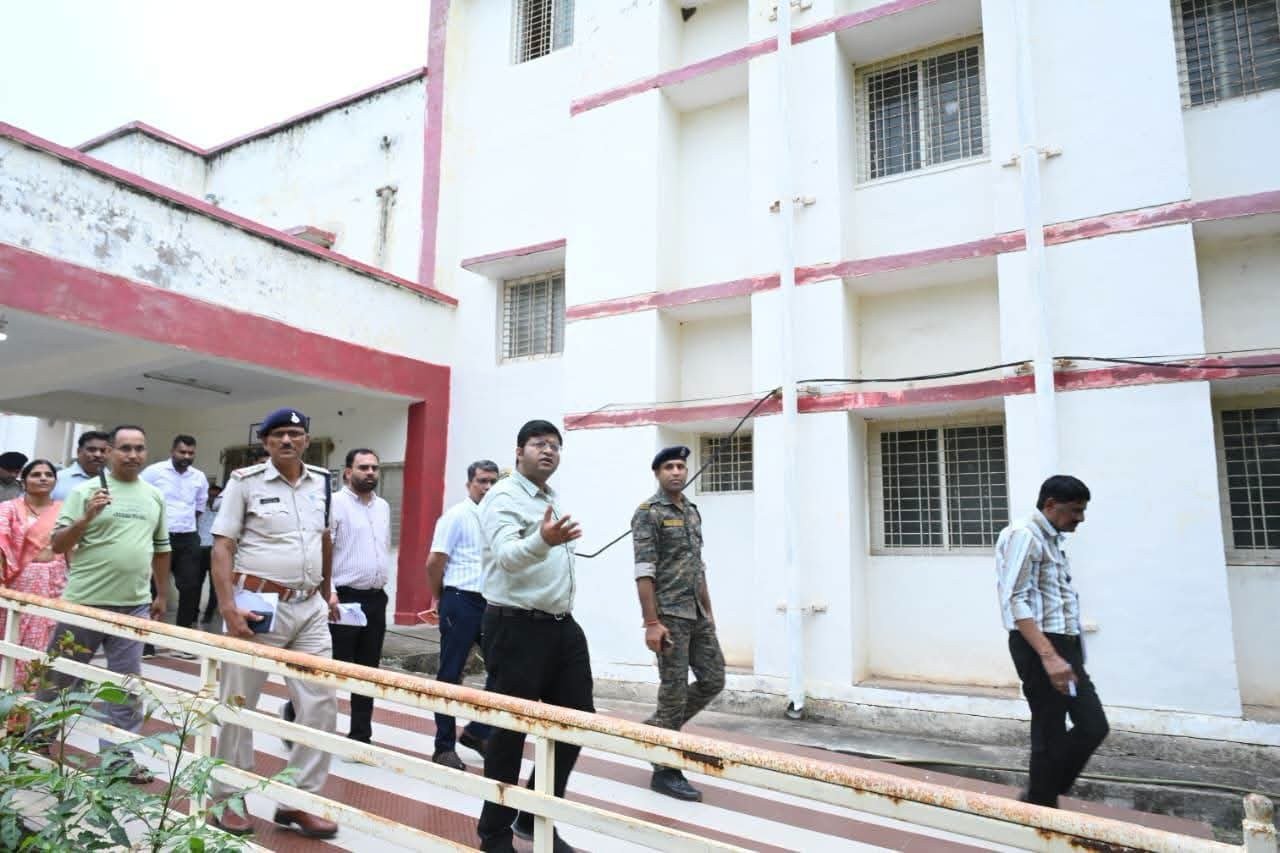 मुख्यमंत्री जन विश्वास अभियान: शिवपुरी कलेक्टर ने पिछोर और खनियांधाना में किया औचक निरीक्षण, खाद वितरण व व्यवस्थाओं पर दिए कड