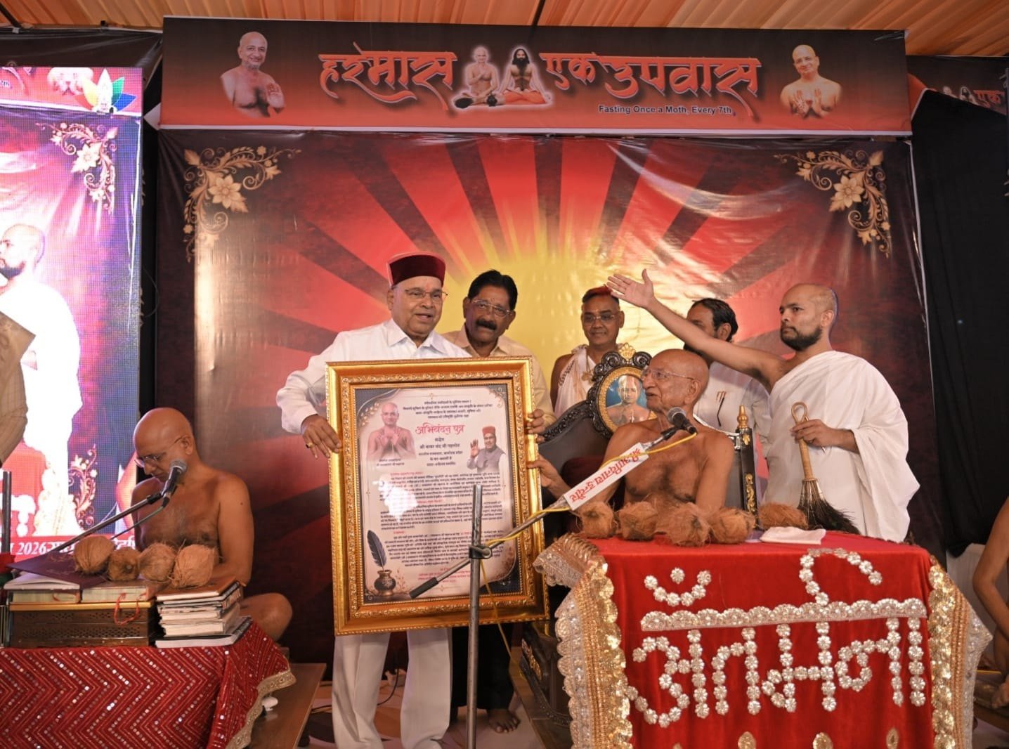 गणाचार्य के सानिध्य में पुष्पगिरी पर रचा गया इतिहास, हजारों भक्तों ने किया उपवास - मध्य प्रदेश - LALITPUR LIVE TV