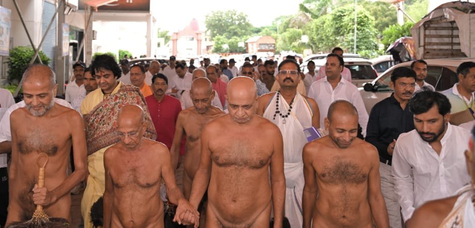 उपेक्षा और अपमान यदि अपनों से बार बार मिले..तो शब्दों से वाक युद्ध करना उचित नहीं है..अंतर्मना आचार्य श्री प्रसन्न सागरजी महा