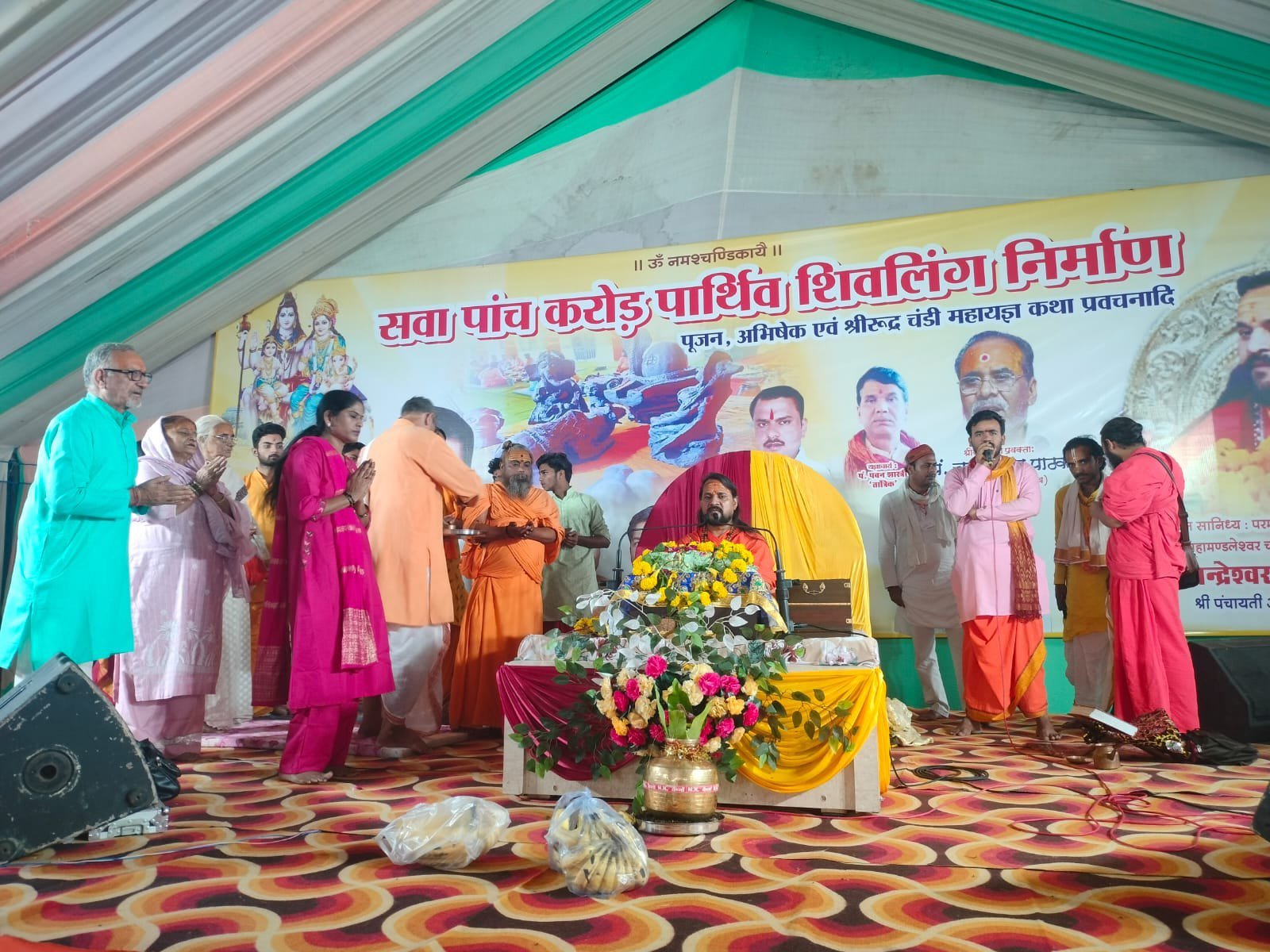 नगर के सिद्धपीठ चंडी मंदिर धाम पर रविवार को श्रद्धालुओं ने बनाये 40 लाख पार्थिव शिवलिंग. - ललितपुर - LALITPUR LIVE TV