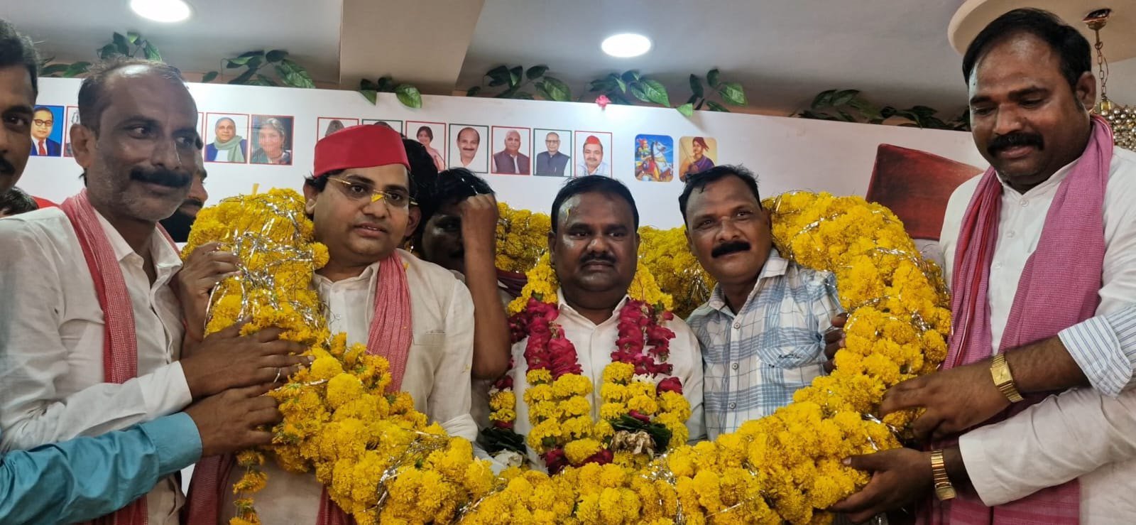 मऊरानीपुर में गूंजी पीडीए की हुंकार, सत्ता वापसी के संकल्प के साथ कार्यकर्ताओं ने भरी हुंकार - झांसी - LALITPUR LIVE TV