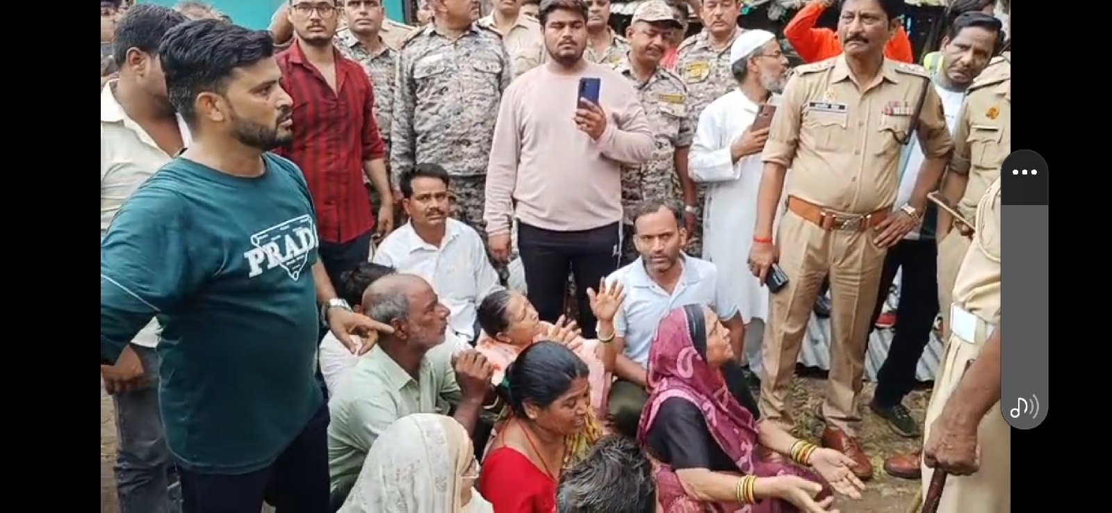 झांसी: सीपरी सब्जी मंडी हटाने पहुंचे नगर निगम के बुलडोजर के आगे लेटी महिलाएं - झांसी - LALITPUR LIVE TV