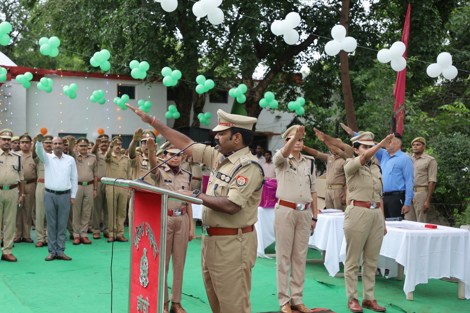 80वें स्वतंत्रता दिवस के अवसर पर एसएसपी झांसी बीबीजीटीएस मूर्ति ने पुलिस लाइन क्वार्टर गार्द पर किया ध्वजारोहण - झांसी - LALI