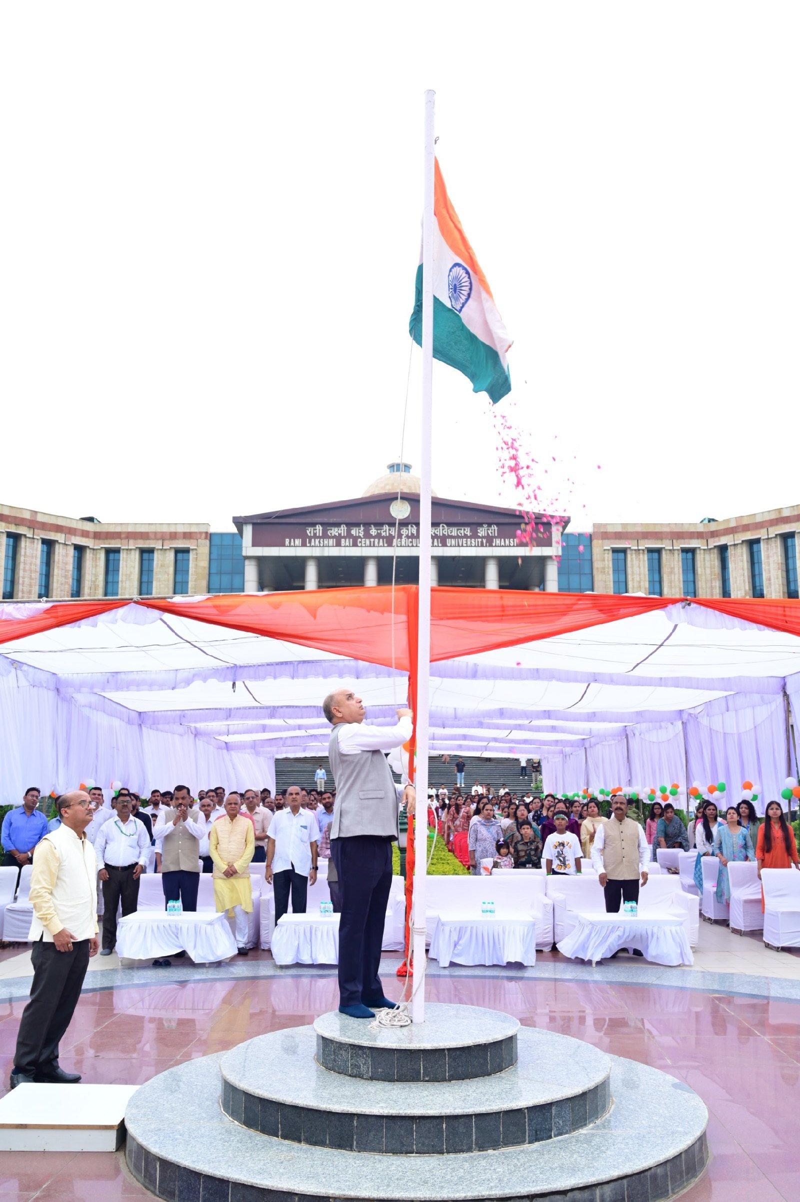 झांसी: रानी लक्ष्मीबाई केंद्रीय कृषि विश्वविद्यालय में 80वां स्वतंत्रता दिवस समारोह, कुलपति ने 12 नवीन कृषि तकनीकों का किया अ