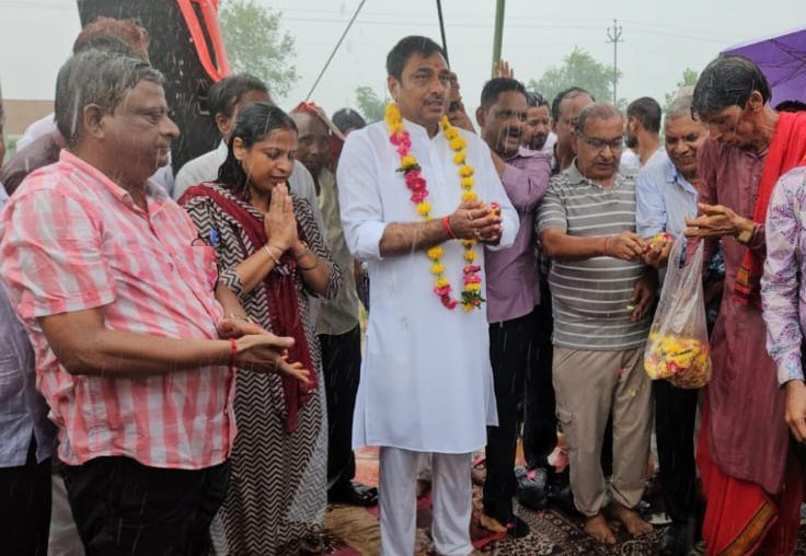 यह कार्य संभव हुआ साहू समाज के अध्यक्ष हनी साहू जी के नेटवर्क में तेज बारिश में भी