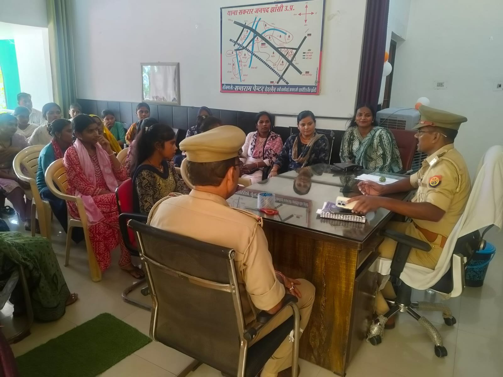 इब्तिदा संस्था की पहल: सकरार थाने में किशोरियों का एक्सपोजर विजिट, साइबर अपराध और महिला सुरक्षा के प्रति मिली जानकारी. - झांस