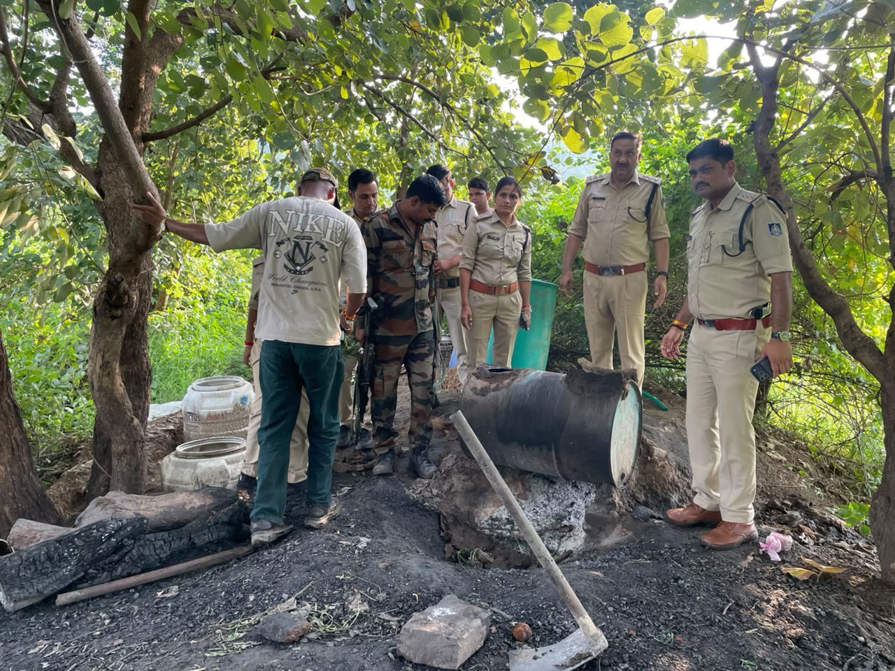 चंदेरी पुलिस ने जंगलों में दबिश देकर नष्ट किया 4000 लीटर अवैध कच्ची शराब का लहान - अशोक नगर - LALITPUR LIVE TV