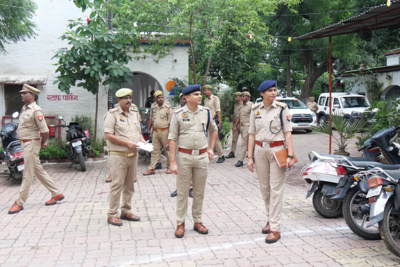 बरिष्ठ पुलिस अधीक्षक ने झांसी के सदर बाजार थाने का किया निरीक्षण - झांसी - LALITPUR LIVE TV