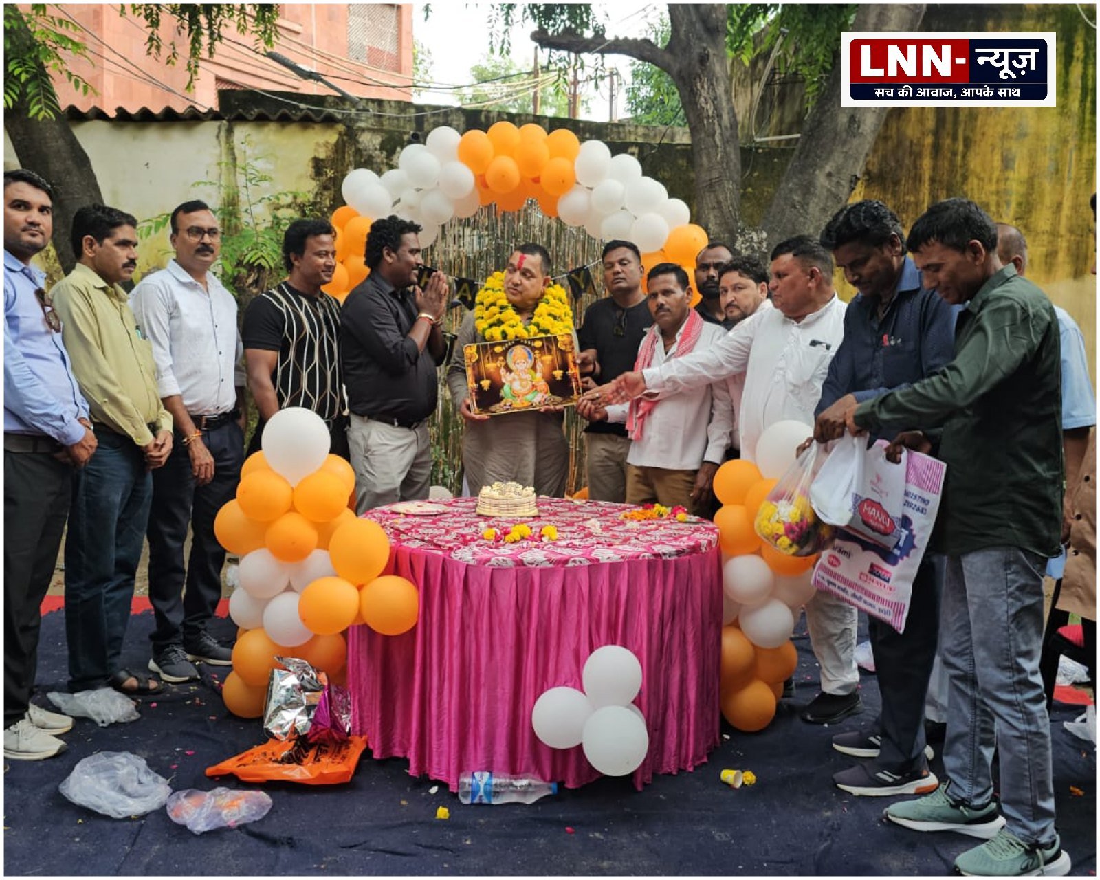 झाँसी: नगर निगम कार्यालय में धूमधाम से मनाया गया उत्तर प्रदेशीय सफाई मजदूर संघ के जिलाध्यक्ष अशोक प्याल का जन्मदिन