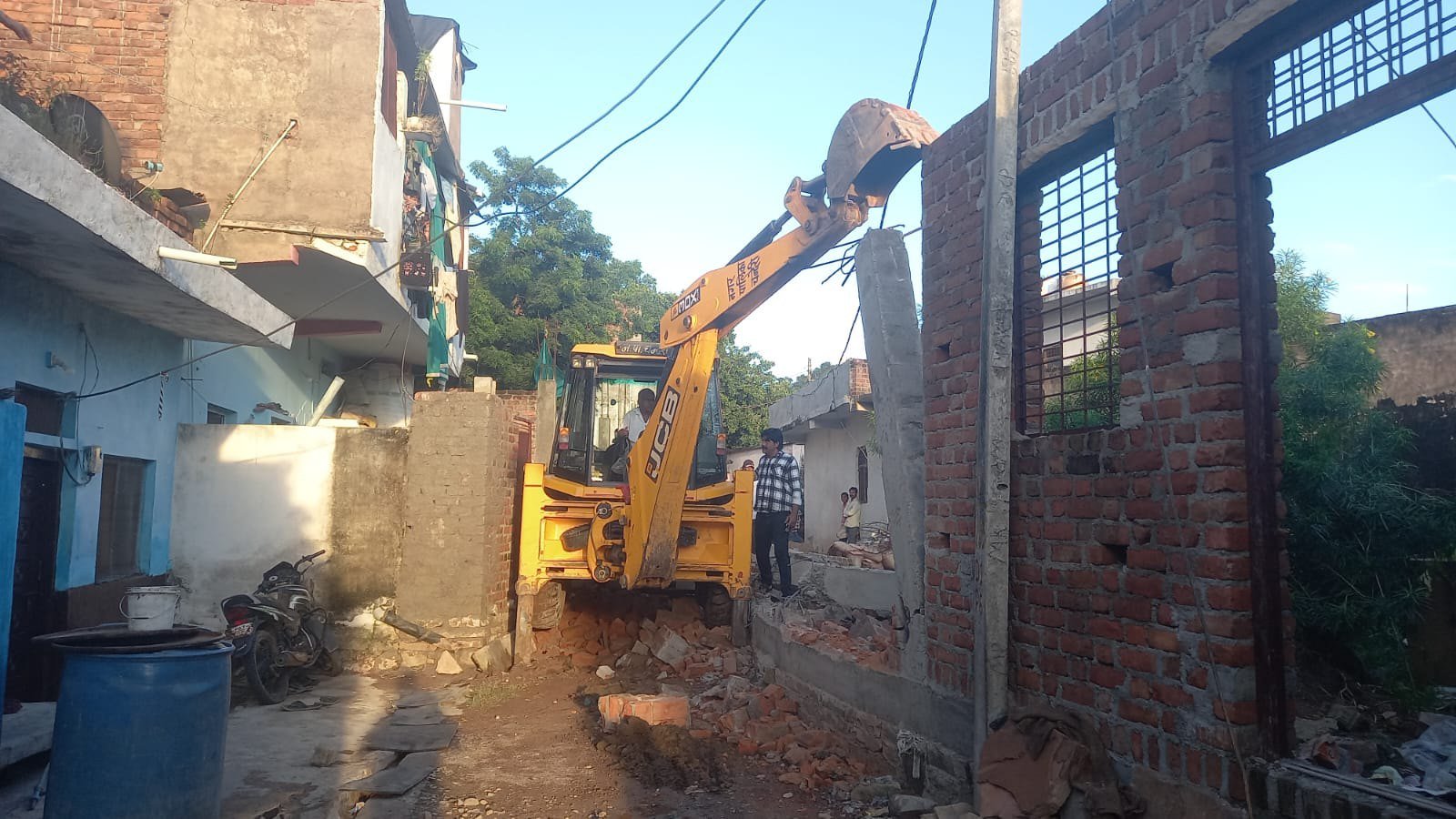 एसडीएम चंदेरी के निर्देश पर त्वरित कार्रवाई, अवैध अतिक्रमण हटाकर आम रास्ता कराया गया मुक्त - अशोक नगर - LALITPUR LIVE TV
