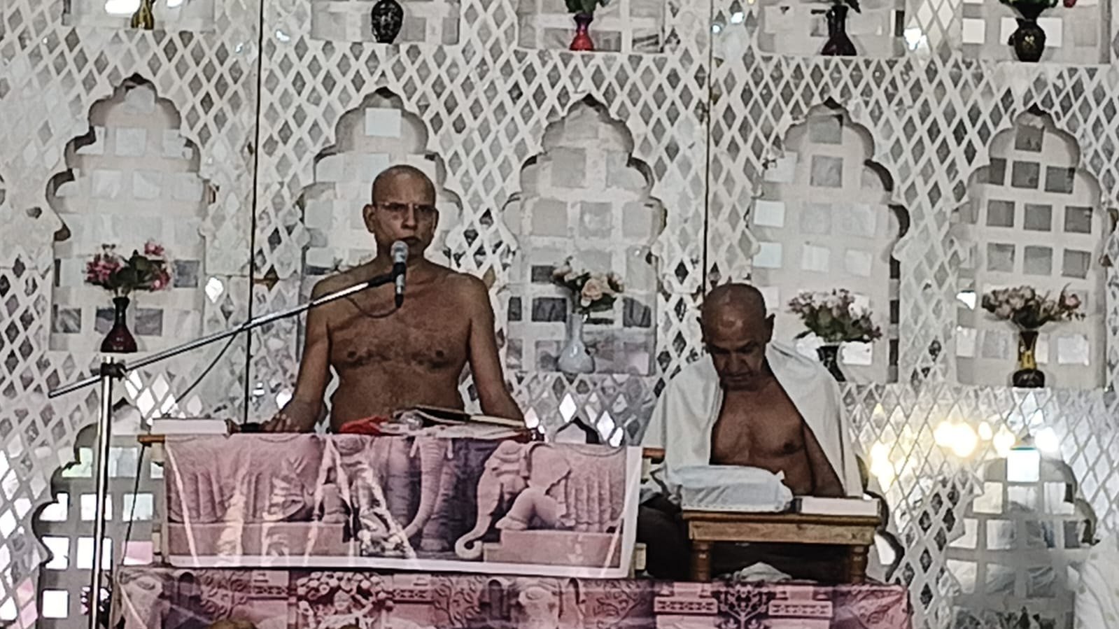 शिक्षा मनुष्य को योग्य बनाती है, लेकिन संस्कार उसे श्रेष्ठ जीवन जीने की दिशा देते हैं: मुनि श्री निर्णय सागर महाराज - मध्य प्