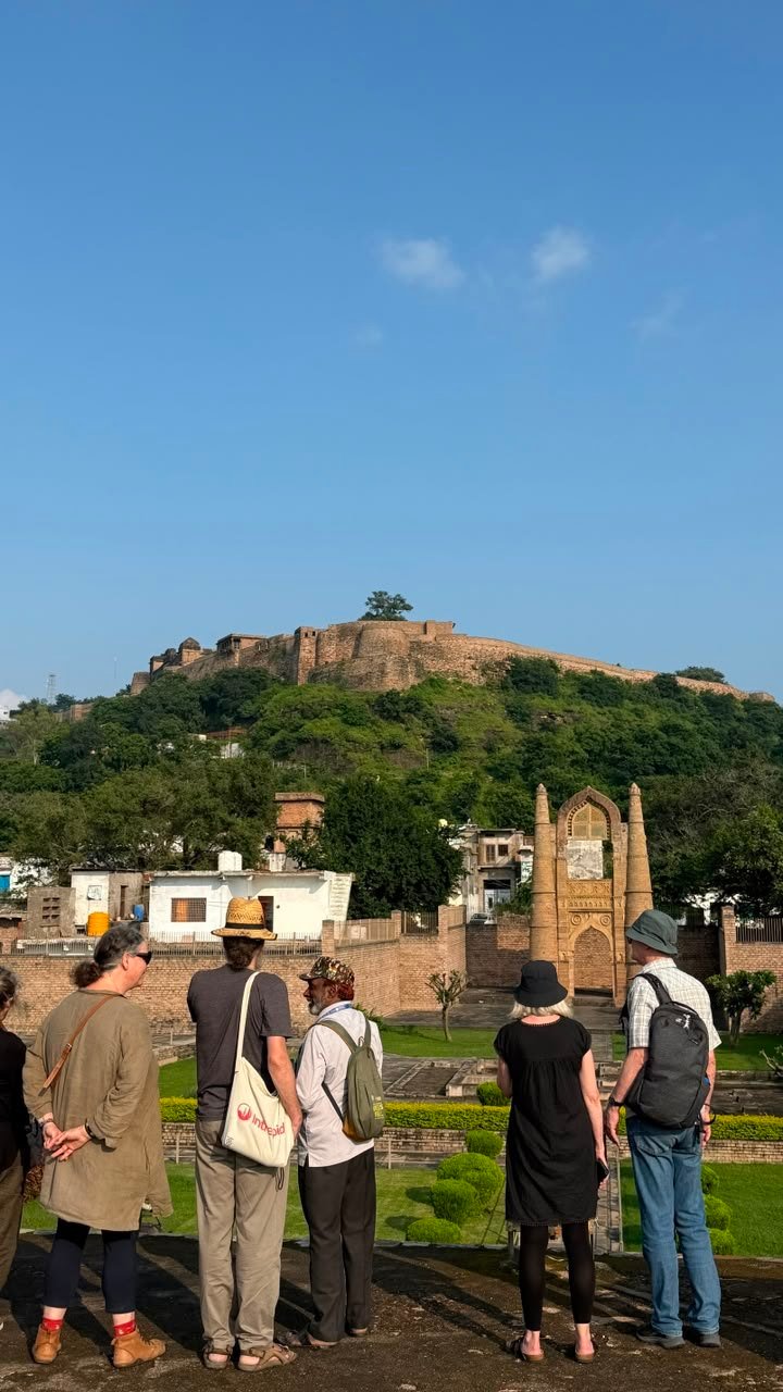 चंदेरी में विदेशी पर्यटकों का रुझान बढ़ता नजर आया,दो दिवसीय प्रवास के दौरान एतिहासिक इमारतों किया भ्रमण - अशोक नगर - LALITPUR
