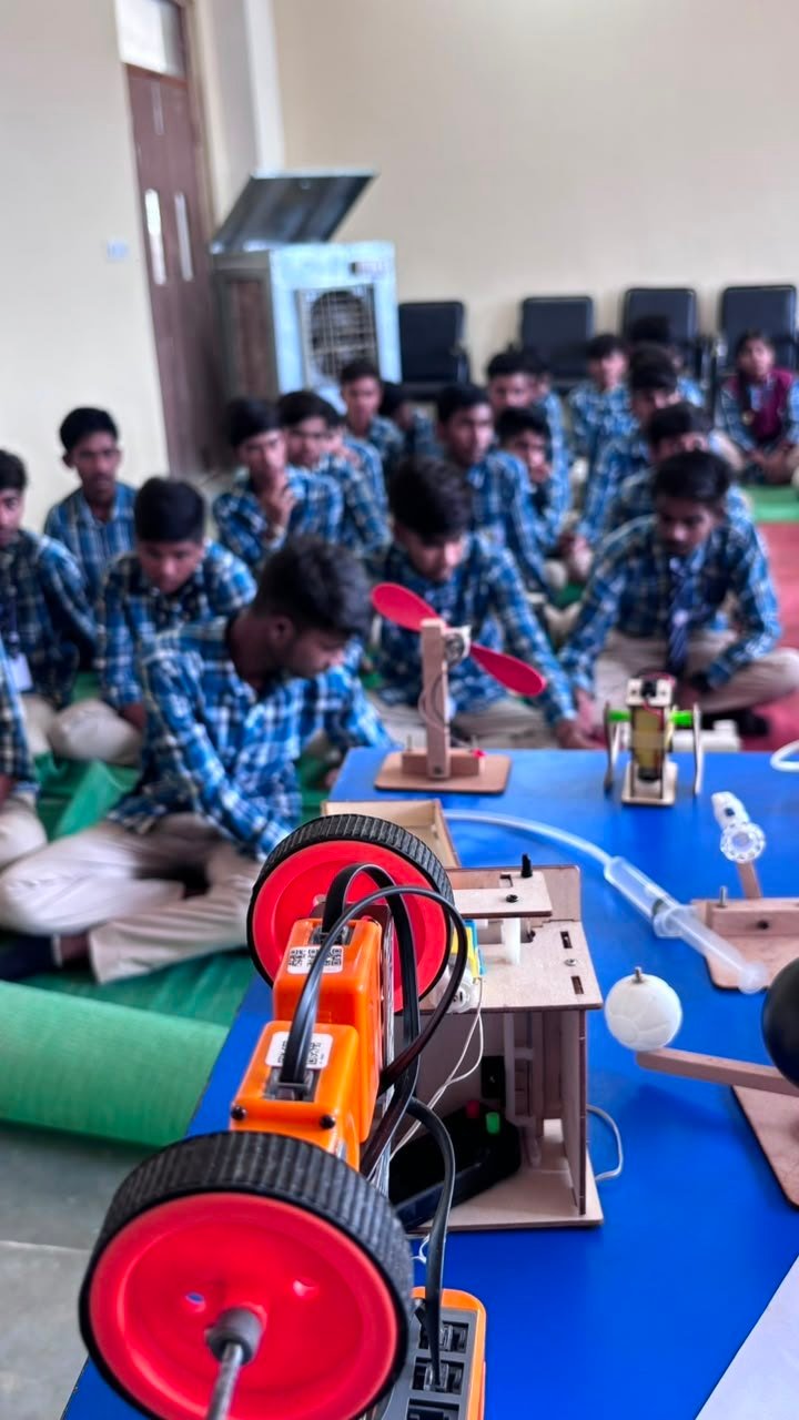ग्रामीण बच्चों में शिक्षा के प्रति रुचि और वैज्ञानिक दृष्टिकोण विकसित करने की पहल