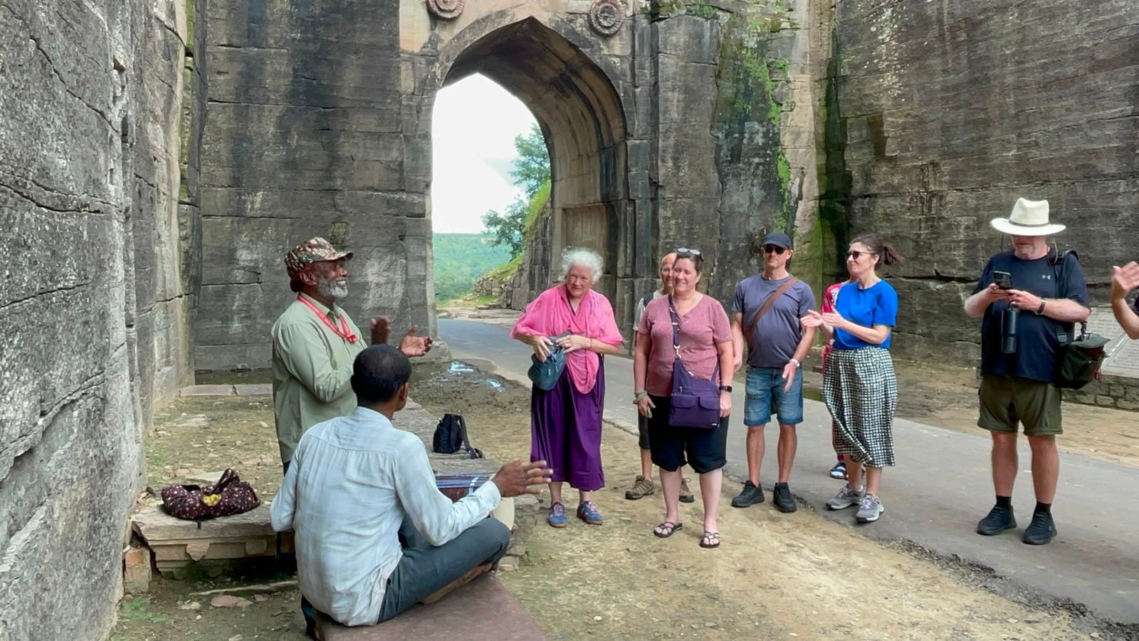 कटी घाटी पर गूंजी ढोलक की थाप, विदेशी पर्यटक जमकर थिरके - अशोक नगर - LALITPUR LIVE TV