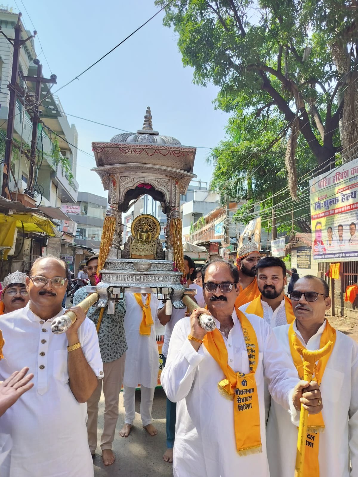 क्षमावाणी पर्व पर चांदी की पालकी में निकले महावीर भगवान - मध्य प्रदेश - LALITPUR LIVE TV