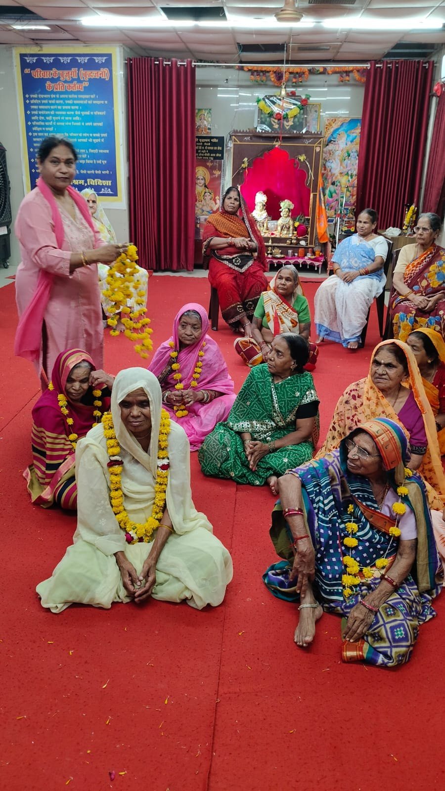 श्री हरि वृद्ध आश्रम में राज्य आनंद संस्थान ने मनाया अंतरराष्ट्रीय वृद्धजन दिवस, भजनों की धुन पर जमकर थिरके बुजुर्ग - मध्य प्
