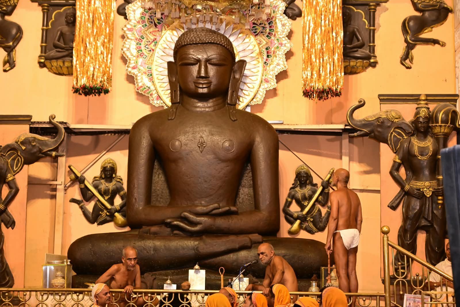 विदिशा से कुण्डलपुर रवाना जैन पाठशालाओं का दो दिवसीय सम्मेलन में"-170 पाठशालाओं के करीब 1000 शिक्षक-शिक्षिकाएं एवं कार्यकर्ता