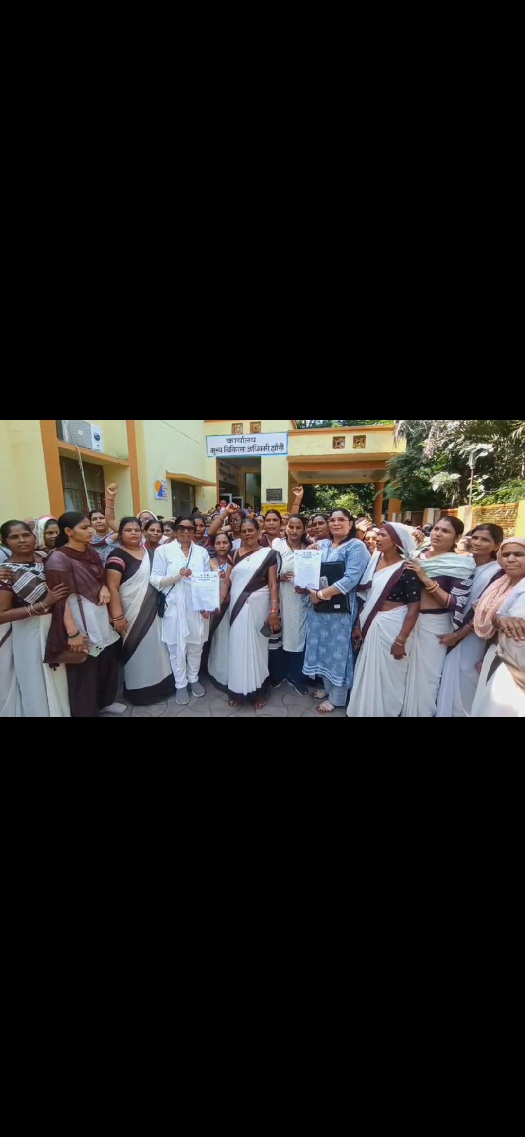 बरसों से सेवा के बाद भी उपेक्षा, संविदा कर्मचारियों ने उठाई नियमितीकरण और समान वेतन की मांग