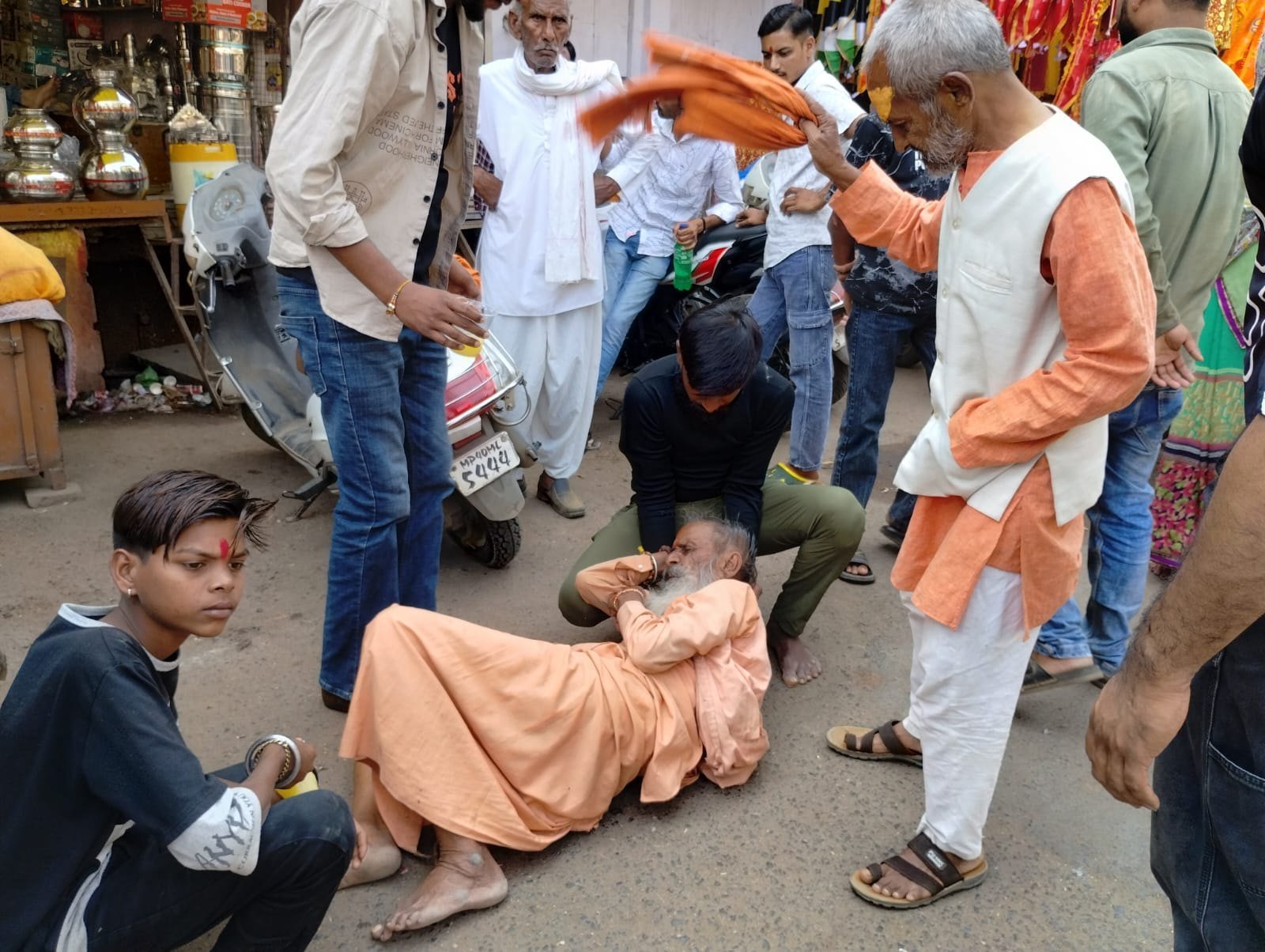 नवरात्रि के पावन पर्व पर मानवीयता की मिसाल: मध्य प्रदेश मानव अधिकार एवं सामाजिक न्याय आयोग के प्रांतीय कार्यकारी अध्यक्ष ने बचाई वृद्ध साधु की जान